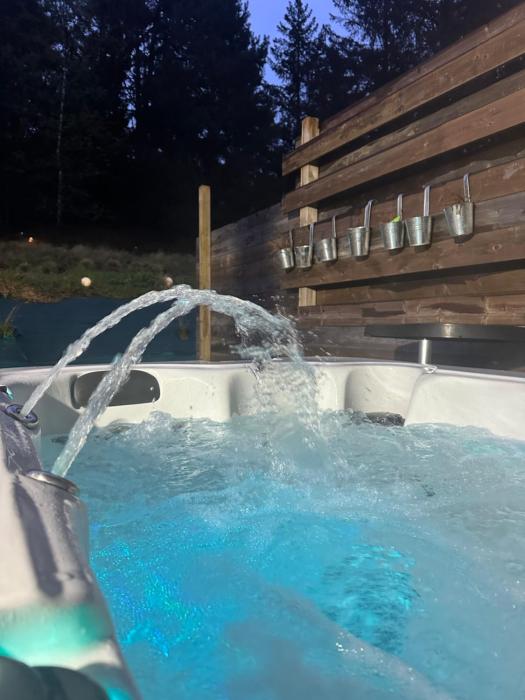 Cour ancienne école avec Jacuzzi privé