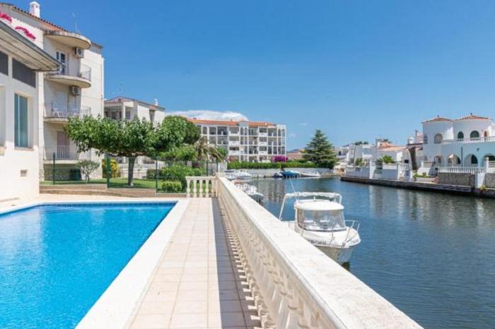 224-Apartamento con vistas a canal y piscina