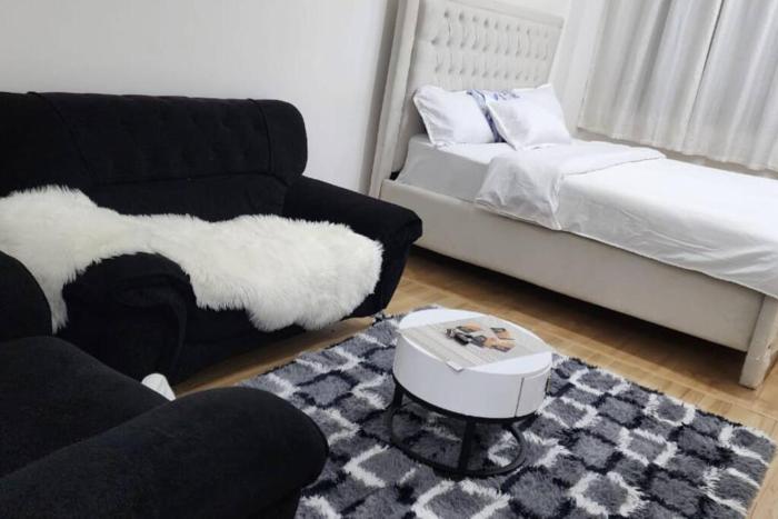 Luxurystudio with study, a pool andgym