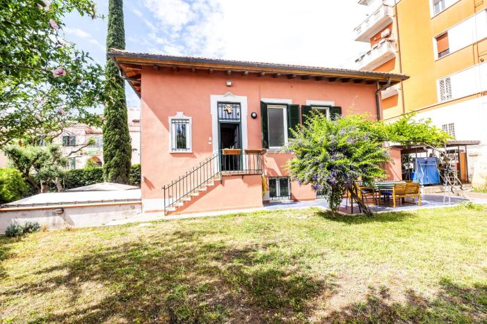 Lovely 2BR House in Beautiful Green Area