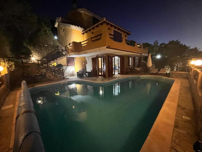 VILLA VITTORIA with HEATED AND LARGE PRIVATE SWIMMING POOL FOR EXCLUSIVE USE , SEA and BEACH VIEW, 150 METERS FROM THE BEACH, POOL SURFACE 60 mq , 645 sq ft, POOL DEPTH 140 cm ,55 inches, PARKING AND WIFI FREE