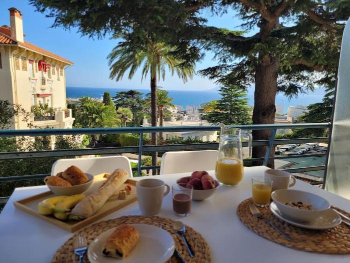 Grand T2 vue mer dans résidence de standing, parking, pointe croisette