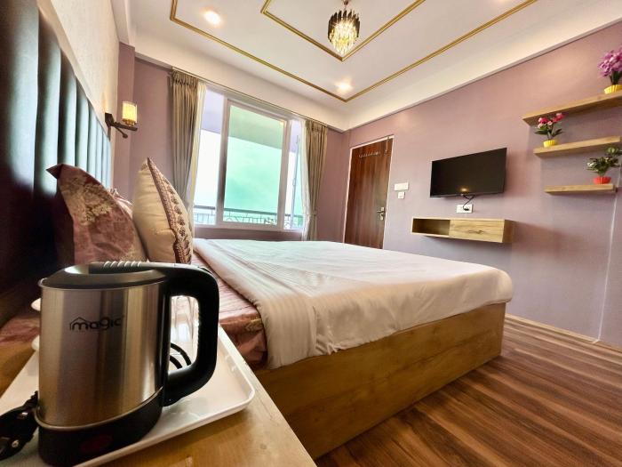 Yepplos Stunning Mountain View 2-bedroom apartment with Private Kitchen - 24hrs Caretakers & Power Backup