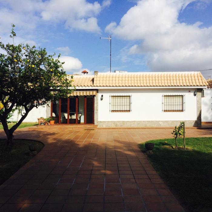 Precioso chalet con jardín en Chiclana