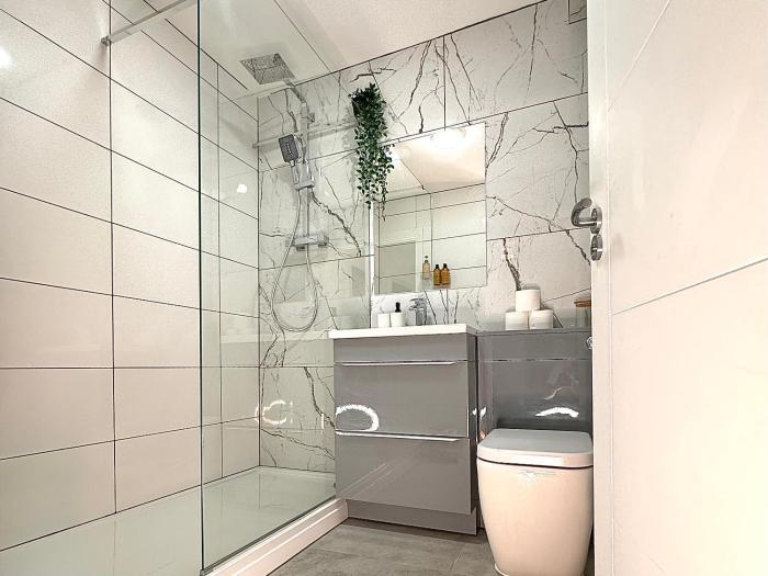 Modern 2 Bedroom Flat in Birmingham City - Free Parking - HD 50inch TV