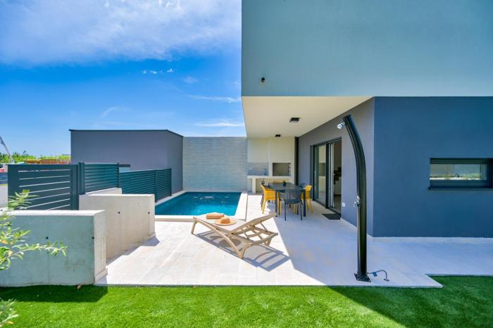 Villa Coastal Charm Ližnjan with Private Pool