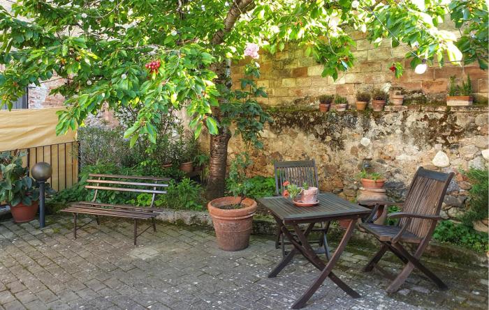 Pet Friendly Apartment In Rosia With Kitchen