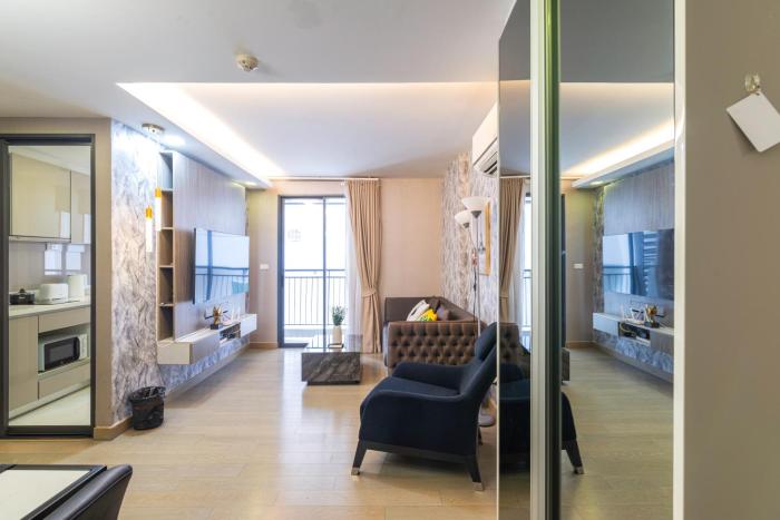 Dazzle Sukhumvit 7 by LeFoyer