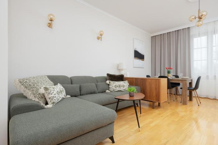 Spacious Filtry Apartment near Pola Mokotowskie by Noclegi Renters