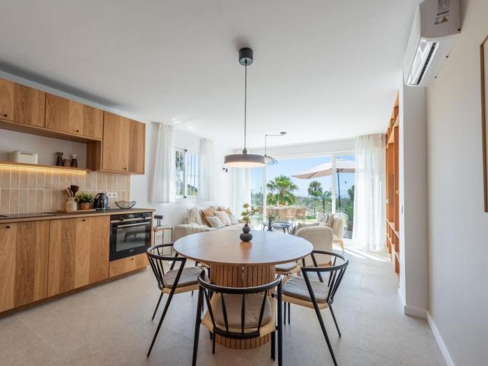 Azahara1, Panoramic views and frontline golf