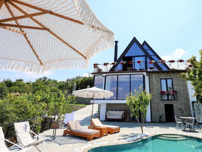 Sunrise House - Swimming Pool