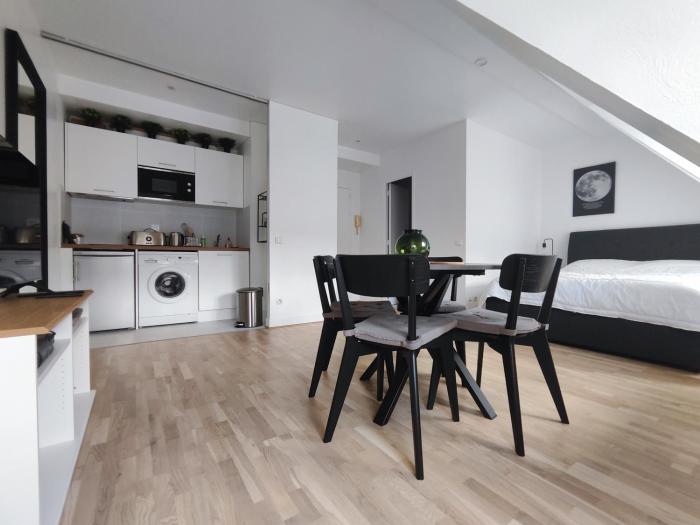 Paris Apartment Near Arc de Triomphe and Shopping