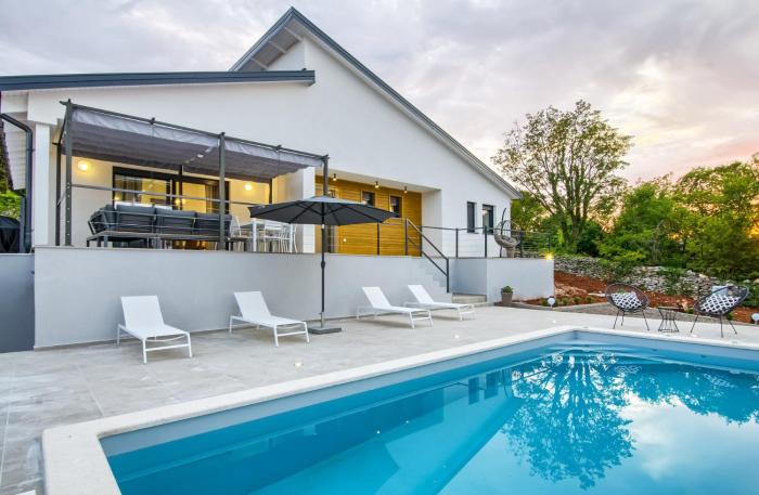 Villa Bellavu for 8 people with playground & sea view in Rakalj