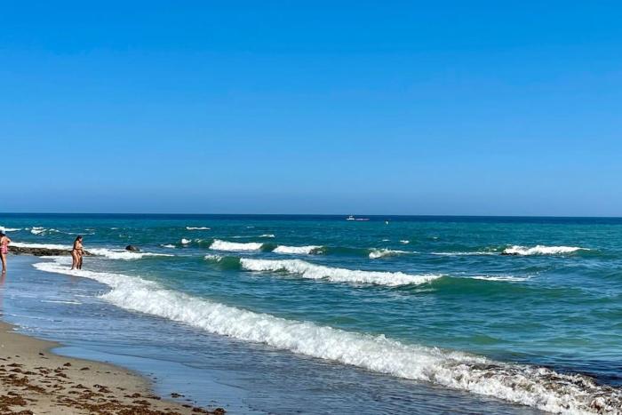 4New, 2 bed 2 bath Apartment Built 2024 with Community Pool and local beach