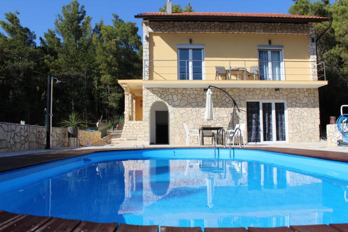 Villa· Vera mit Pool in ruhigem Waldstück
