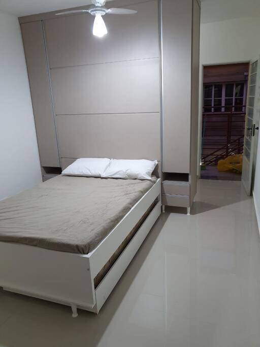 Local acomoda um casal e mais um, próximo ao sesc