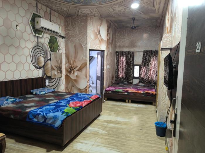 HOTEL JOGI GUEST HOUSE welcomefamilies, friends, groups, couples, singles fully Airconditioner, attach washrooms, lift, wifi, gyser hot water, 24 hours room service, power backup