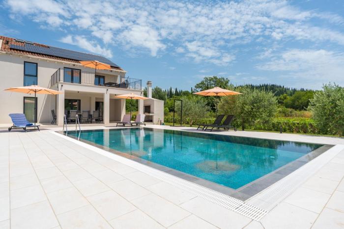 Green & Blue Five Bedroom Villa with Private Pool and Complete Privacy