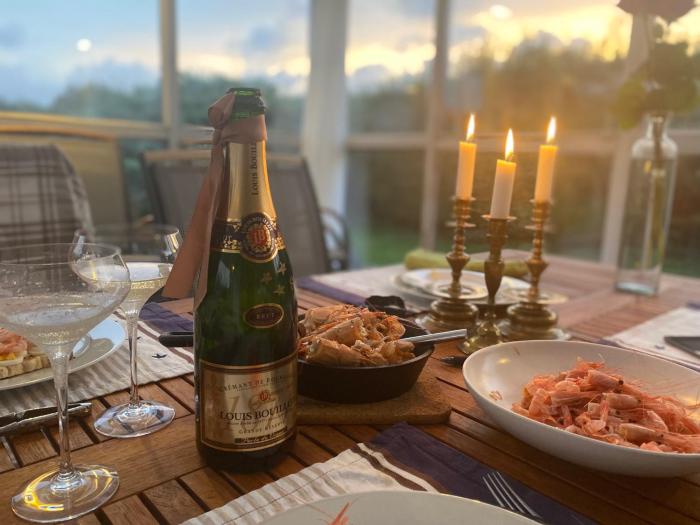 Modern 1 plans villa med jacuzzi och skön trädgård