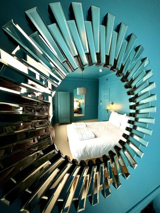 ROOMS AT THE QUAYSIDE - stylish en-suite rooms on Poole Quayfully refurbed