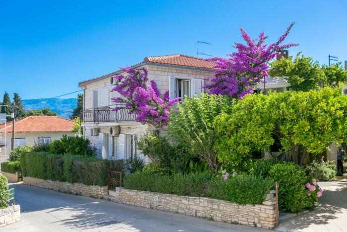 Apartments by the sea Supetar, Brac - 17227