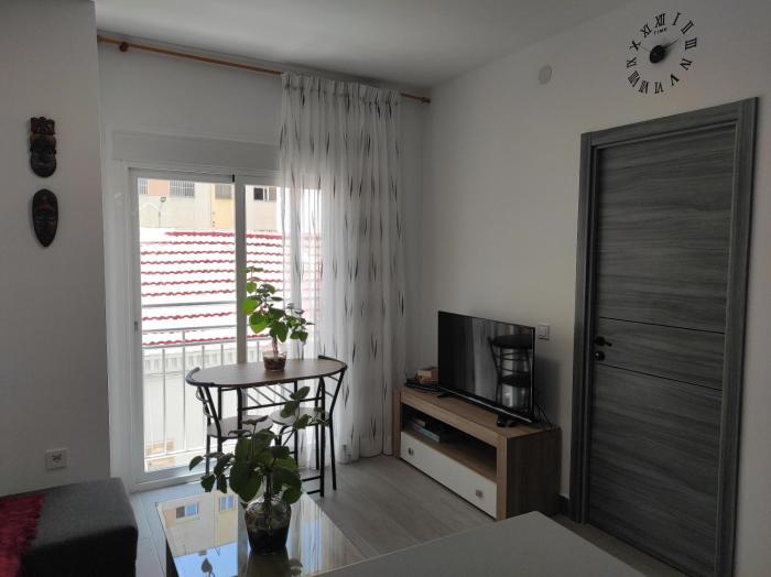 Con terraza y muy cerca de la playa,centro y estación de tren