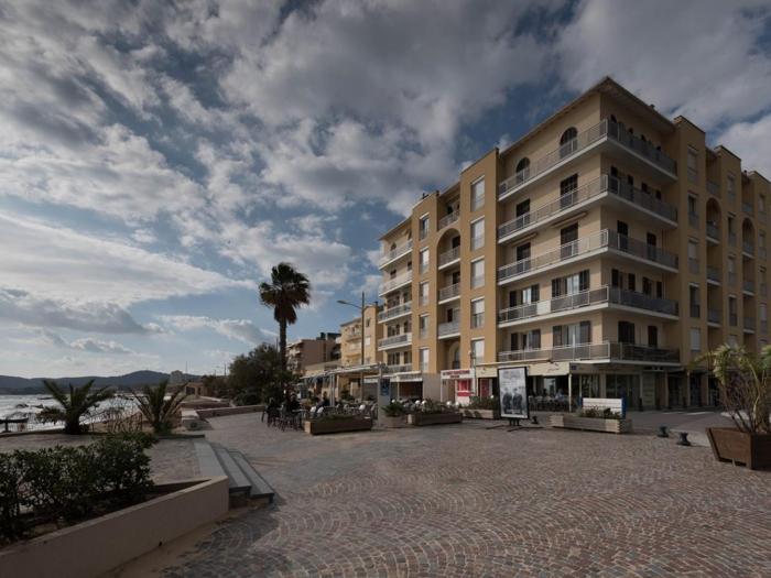 Ref: SALC3: Le Lavandou, Location T2, 4 couchages, vue sur la plage - FR-1-803-39