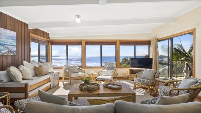 The Cowrie House - Ocean Views, Village, Surf