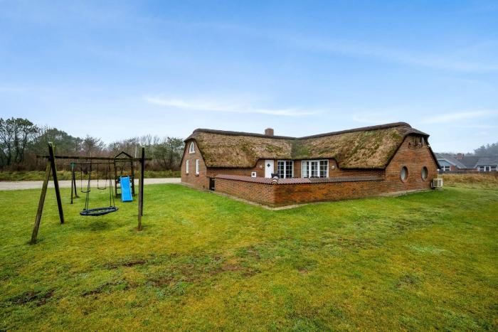 Large 14-Person Pool House - 1004