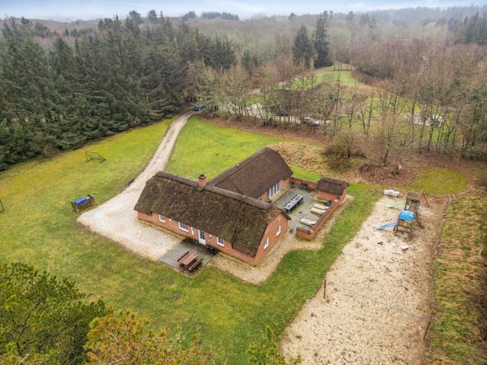 Large Pool House With Beach Volleyball - 2000
