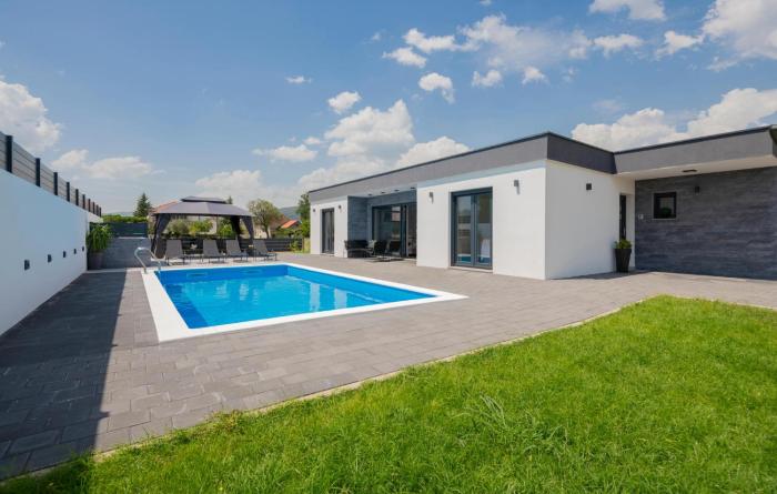 Gorgeous Home In Donji Prolozac