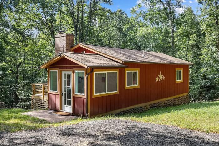 Cabin w hot tub, fire pit & deck
