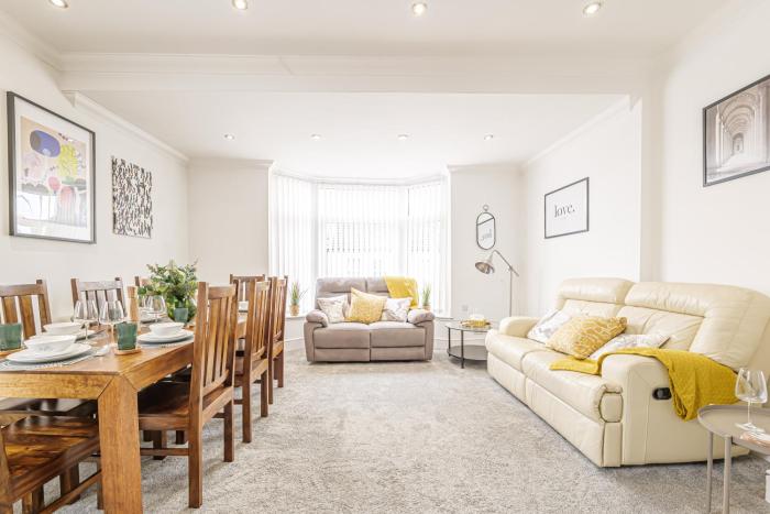 Luxury 4 Bedroom Apartment Southsea - Free Parking