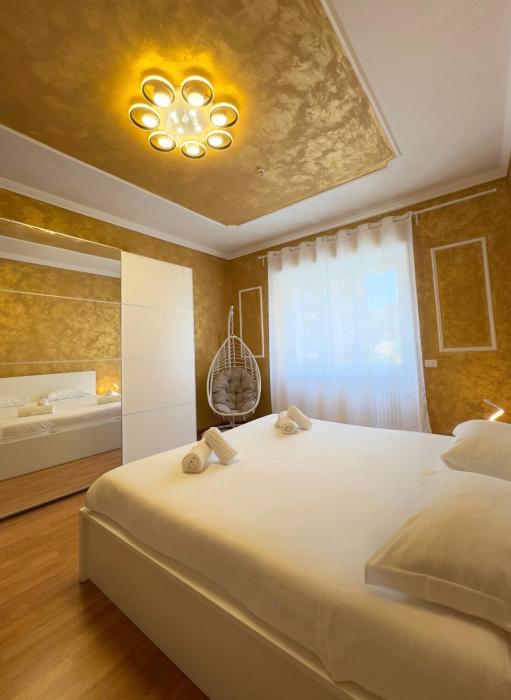 Golden Essence Apartment - terrace & metro