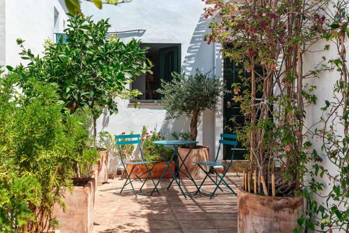 Lovely house in peaceful courtyard