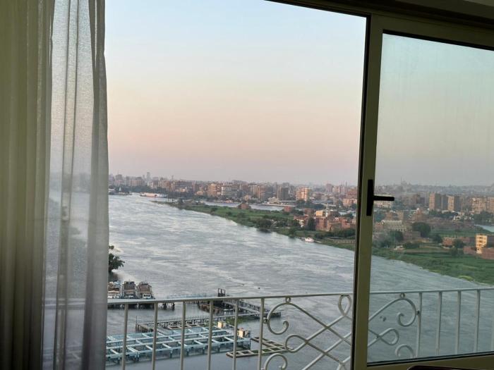 شقه فندقيه بأفضل فيو علي النيل مباشرة