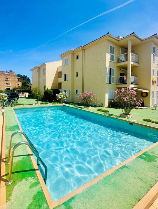 Bonito apartamento con piscina a 50 metros de la playa!