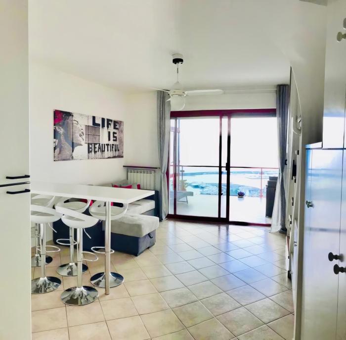 Appartamento con suggestiva vista mare a Sanremo