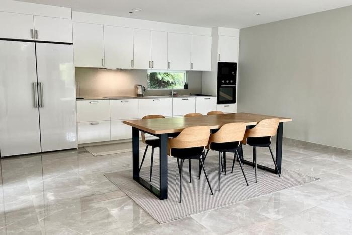 Big House for Workers & Familys Near Volvo