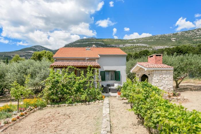Secluded holiday house Kastel Stari, Kastela - 23384