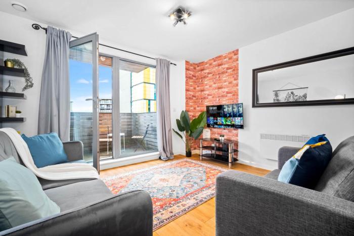 Stylish 2 Bedroom Flat in Birmingham City Centre, Sleeps 7, with Balcony and Free Wifi
