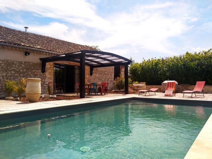 "La Case" - Magnifique ferme rénovée au cœur de la nature - Piscine privée sans vis-à-vis - Vue dégagée - Jardin - Stationnements gratuits devant la propriété - Belles prestations