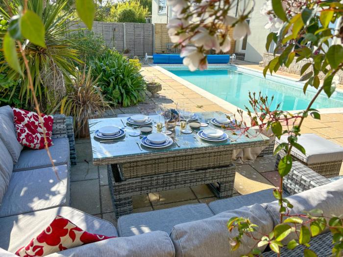 East Creek - hot tub, pool, dog friendly, right on the beach in Ringstead
