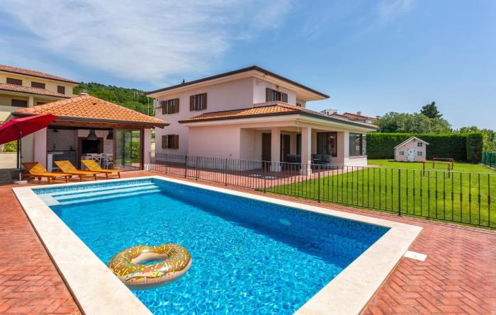 4 Bedroom Beautiful Home In Kostrena