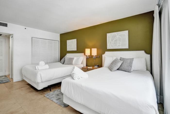 Cozy Beachfront 2 BDR Miami Beach Condo 1114