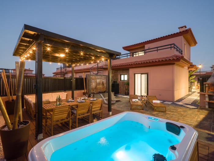 Giraud I - Luxurious secluded villa next to the sea