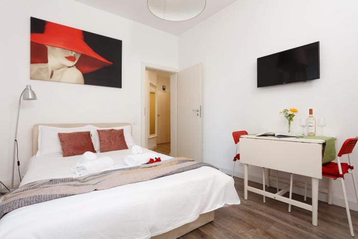 Lovely victoriei studio