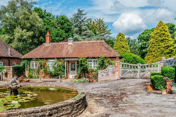 Beautiful Riverside Cottage with Large Garden, 2BR