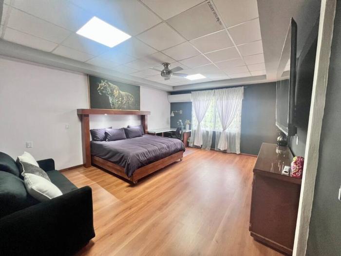 Apartment with King bed and 85 TV 5 min Bus Station