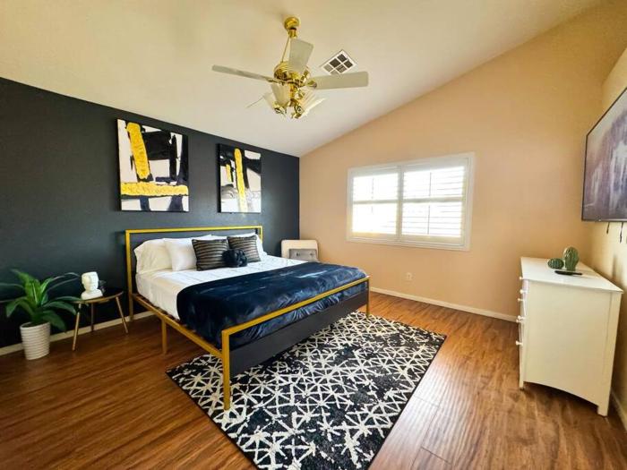 Spacious 4BR Fam Retreat King Bed WIFI And Parking